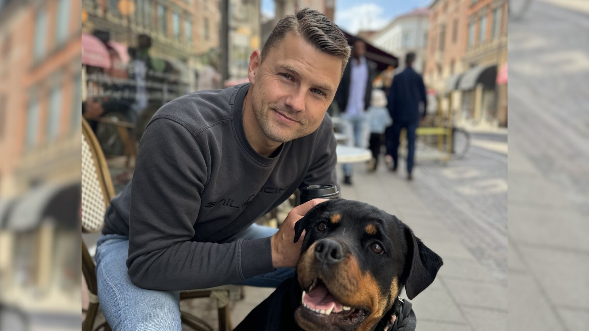 Mikael Liwgren – VD på COT - sitter vid ett café med sin hund och dricker en kopp kaffe.