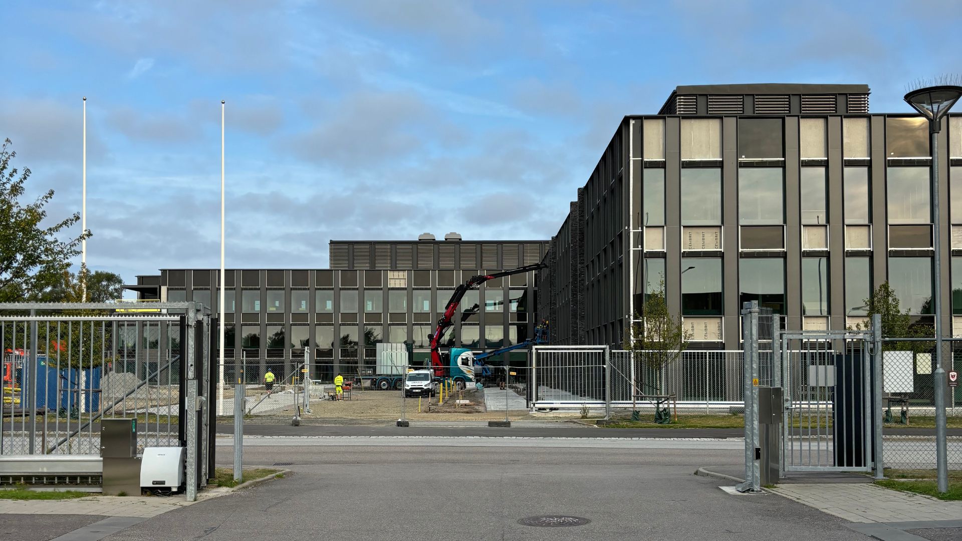 Byggarbetsplatsen för Sandberg Valley, en grå trevånings-byggnad med många och stora fönster står nästan färdig.